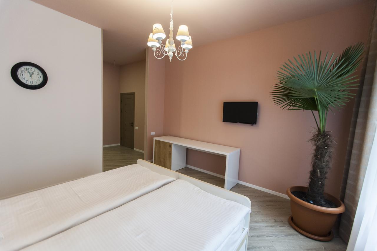 Holiday Hotel & Hostel Yerevan Exterior photo